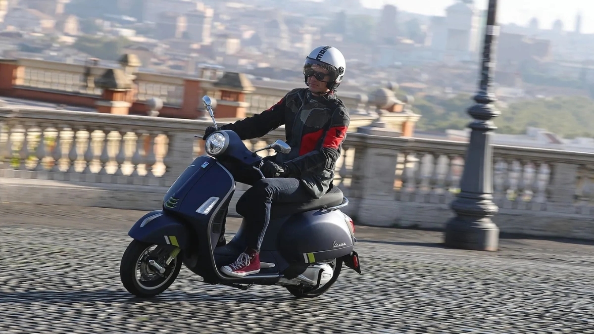 Vespa GTS 300: เมื่อสมรรถนะระดับพรีเมียม ผสานมนต์เสน่ห์เหนือกาลเวลาของสกู๊ตเตอร์อิตาลี