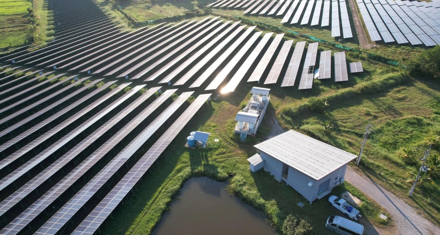 ยักษ์พลังงานไทยเร่งเครื่องโซลาร์ฟาร์ม: เมื่อ Net Zero ไม่ใช่แค่คำมั่นสัญญา แต่คือแผนธุรกิจ