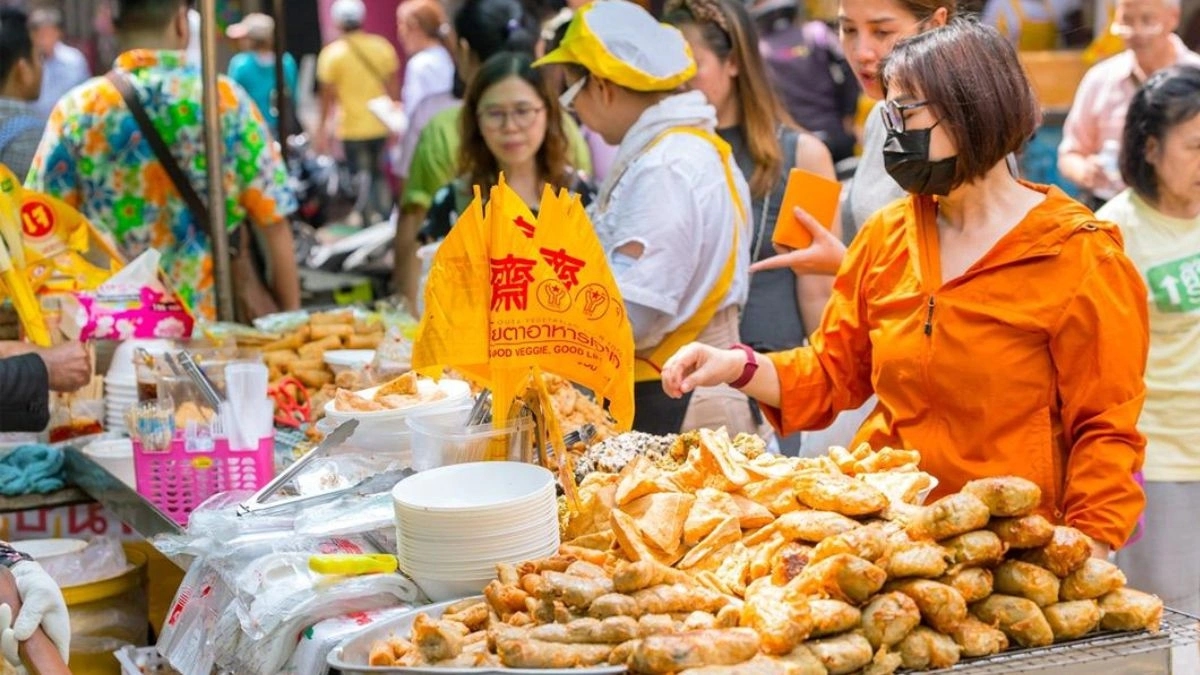 เทศกาลกินเจเยาวราช 2569: 10 วัน 10 คืนที่ผสาน "ศรัทธา วัฒนธรรม และสตรีทฟู้ด" เข้ากับเศรษฐกิจชุมชนย่านการค้าเก่าแก่