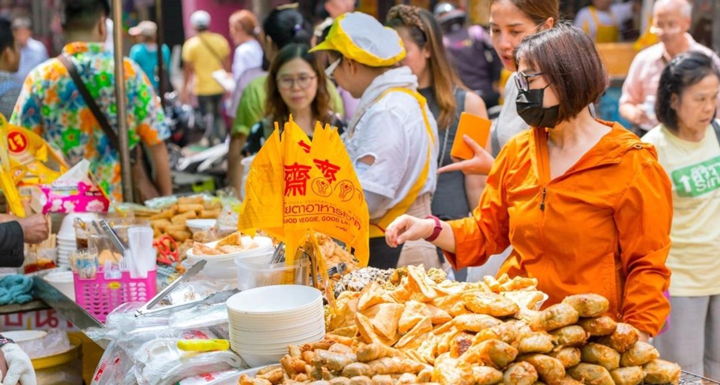 เทศกาลกินเจเยาวราช 2569: 10 วัน 10 คืนที่ผสาน "ศรัทธา วัฒนธรรม และสตรีทฟู้ด" เข้ากับเศรษฐกิจชุมชนย่านการค้าเก่าแก่