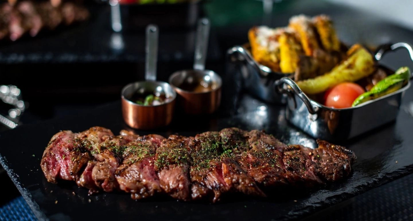 Mix Beef Club & Restaurant BKK: สเต๊กเฮาส์พรีเมียมใจกลาง MBK ที่สายเนื้อและสายดินเนอร์โรแมนติกต้องไปลอง